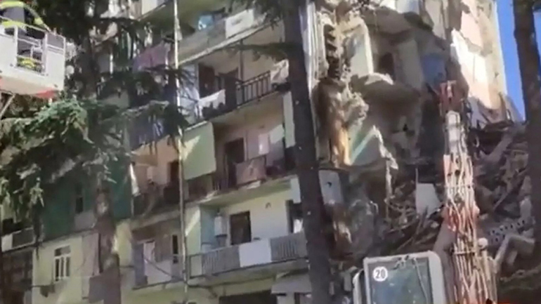 Γεωργία: Κατέρρευσε πολυκατοικία – Υπάρχουν εγκλωβισμένοι στα συντρίμμια